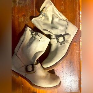 Frye boots size 9 need to be cleaned.